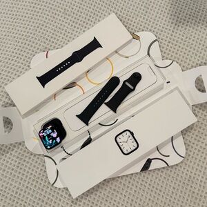 Apple Watch Series 7, gps and WiFi, 45mm with band.